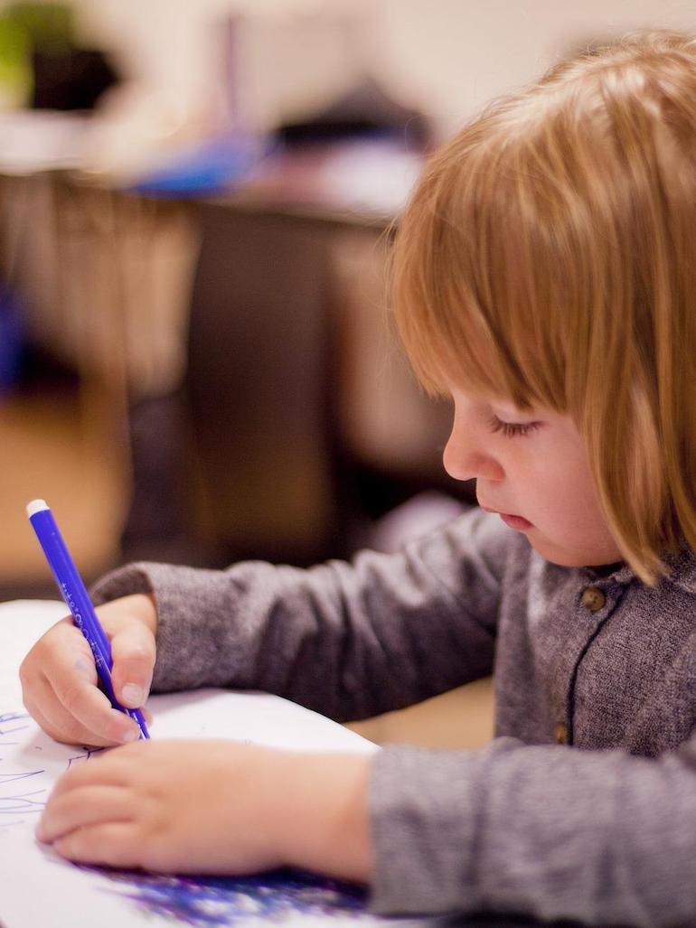 Enfant en train d'écrire